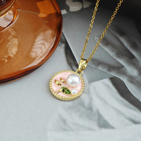 Wholesale Niche French Retro Round Pearl Necklace for Women, Fashionable Light Luxury Enamel Clavicle Chain, Exquisite Leaf Versatile Accessory