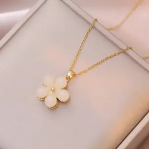X3162 White Flower Rotating Necklace
