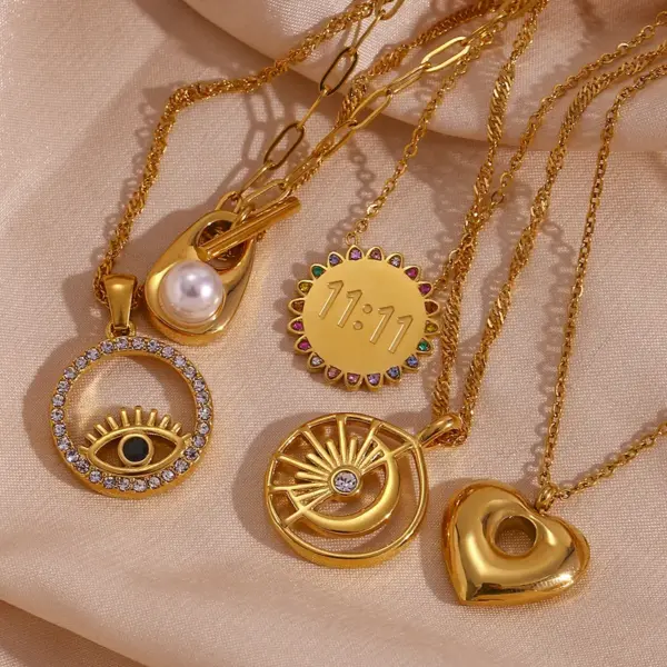 Wholesale 304 Stainless Steel Devil'S Eye Moon Heart Shape PVD Coated Rhinestones 18K Real Gold Plated Simple Style Classic Style Waterproof Non Tarnish Plating Inlay Cable Chain Gold Pendant Necklace