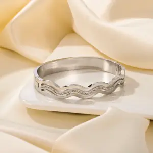 Diamond Wave Buckle Bracelet / Silver