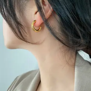 38 [Ag337] 20 MC-Shaped Earrings / Gold