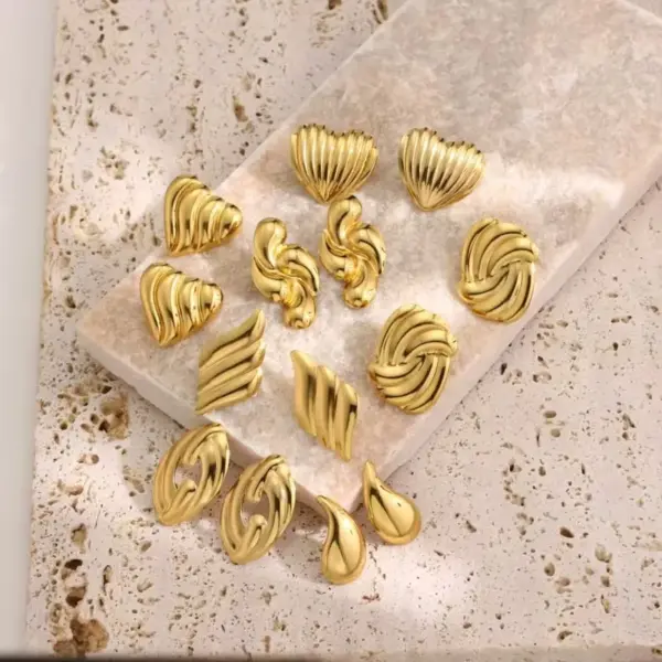 Wholesale 201 Stainless Steel 304 Stainless Steel Quadrilateral Heart Shape Electroplating Stone-Free Imitation Gold Simple Style Classic Style Hollow Out Ear Studs