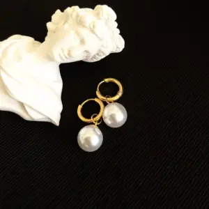 E090 Pearl Earrings Gold