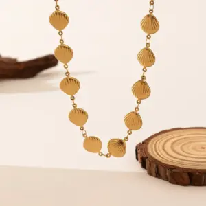 10【H349】 a Circle of Shells Necklace / Gold