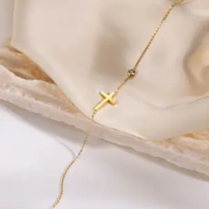 Cross Necklace: / Gold