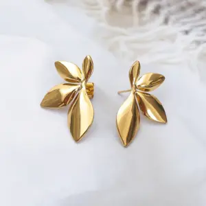 Leaf-shapepd stud earrings / Cash commodity and quick delivery