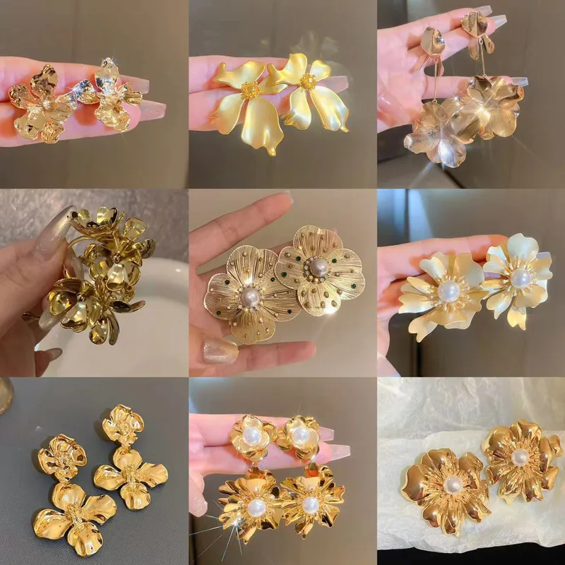 Wholesale 1 Pair Vintage Style Simple Style Flower Plating Copper Ear Studs