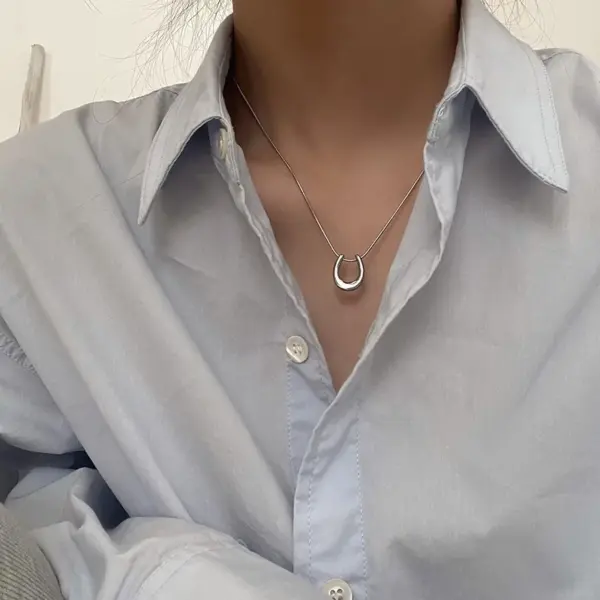 Wholesale PVD Coated Real Gold Plated 18K Gold U Shape 304 Stainless Steel Elegant Waterproof Non Tarnish 304 Stainless Steel Pendant Necklace