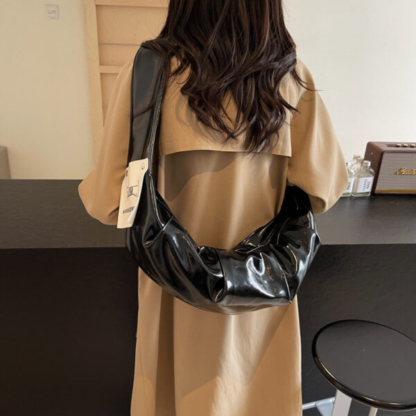 Wholesale Korean Retro Soft Leather Pleated Dumpling Bag for Women Autumn and Winter New Large-Capacity Horn Wide Commuter Fashion Shoulder Bag