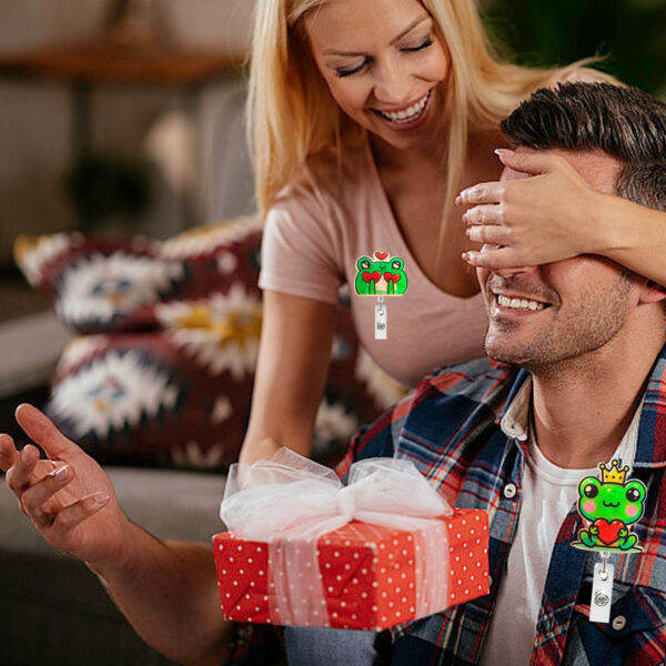 Wholesale Acrylic Frog Heart Retractable Rotating Badge Reel Medical Valentine's Day Gift Id Easy-Pull Buckle