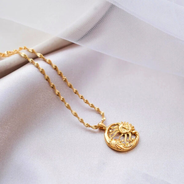 Wholesale Vintage-style diamond-encrusted sun and moon tarot card brass gold-plated clavicle chain, exquisite