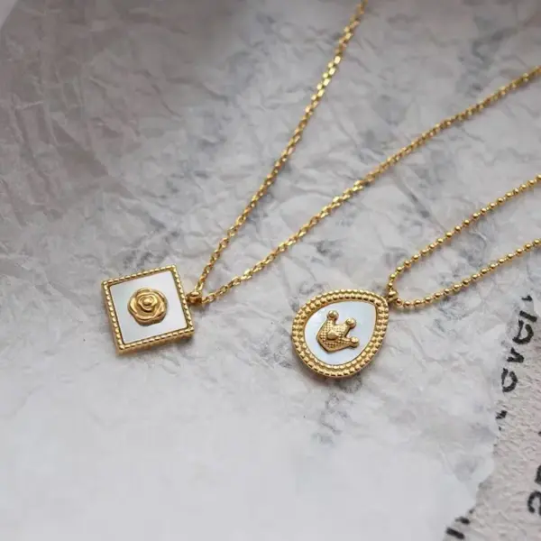 Wholesale Elegant Retro French Style Square Flower Titanium Steel Plating 18k Gold Plated Pendant Necklace