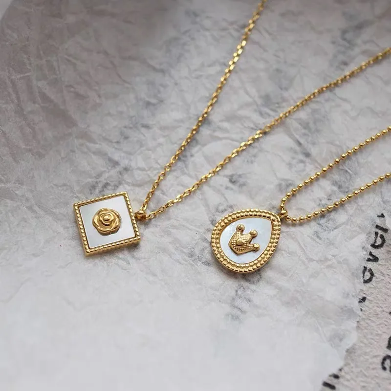Wholesale Elegant Retro French Style Square Flower Titanium Steel Plating 18k Gold Plated Pendant Necklace