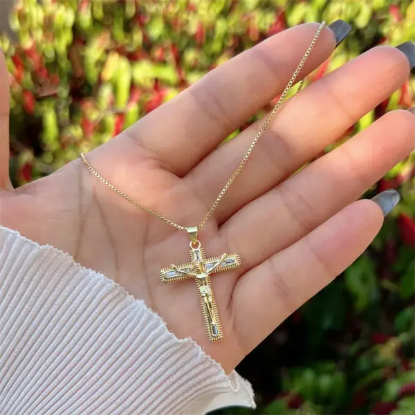 Wholesale Copper 18K Gold Plated Inlay Portrait Cross Zircon Pendant Necklace