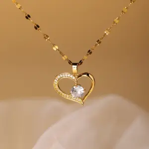 Wholesale Jewelry Elegant Heart Shape Stainless Steel Zircon Hollow Out Pendant Necklace