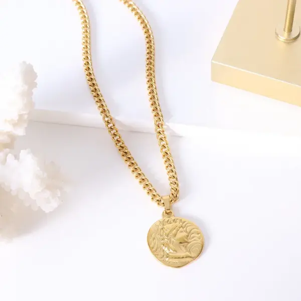 PVD Coated Real Gold Plated Crown 304 Stainless Steel Fashion Waterproof Non Tarnish 304 Stainless Steel Necklace