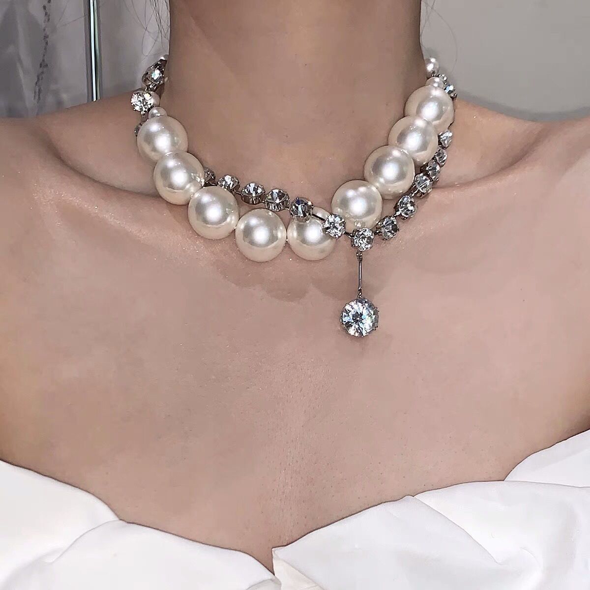 Wholesale European and American style exaerated temperament large pearl necklace women's light luxury niche design high-end clavicle chain neck chain