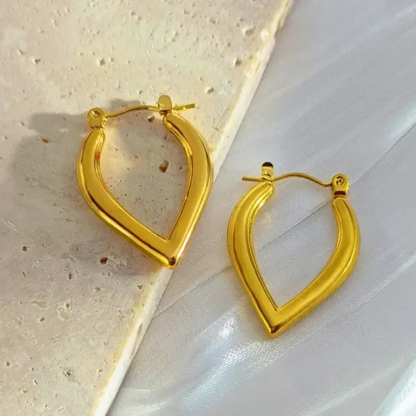 Wholesale 1 Pair Elegant Retro Geometric Heart Shape Titanium Steel Earrings