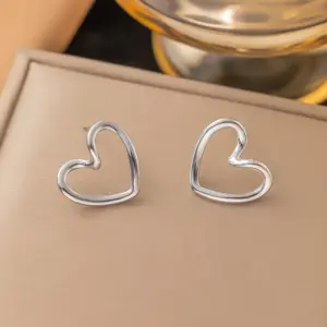 【G206】Heart-Shaped Earrings / Steel Color