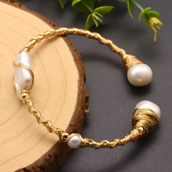 Wholesale Retro Solid Color Stainless Steel Freshwater Pearl Plating 18k Gold Plated Bangle
