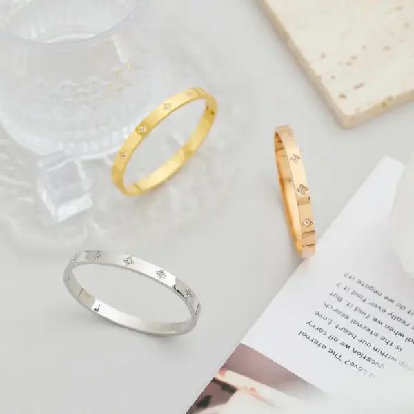 Wholesale Real Gold Plated Flower 304 Stainless Steel Fashion Waterproof Non Tarnish Bangle