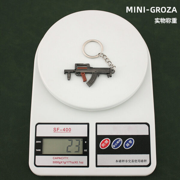 Wholesale Mini eating chicken pendant P90 S686 DP-28 alloy keychain metal gun model toy trinkets