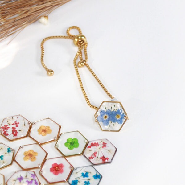 Wholesale New Aiwei Hexagonal Dried Flower Bracelet Gold Silver Colorful Small Flower Forget-Me-Not Dried Flower Stainless Steel Chain