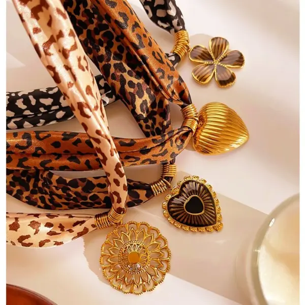 Wholesale 304 Stainless Steel Red Heart Shell PVD Coated Real Gold Plated Nordic Style Retro Lady Waterproof Non Tarnish Irregular Surgical Steel Knitted Silk Mesh Belt Lobster Trigger Clasp Closure Gold Pendant Necklace