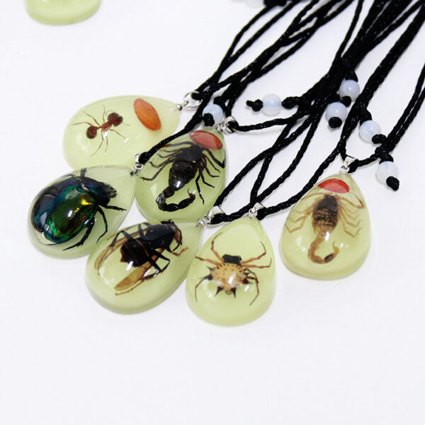 Wholesale Resin Insect Necklace with Glowing Insect Amber Pendant