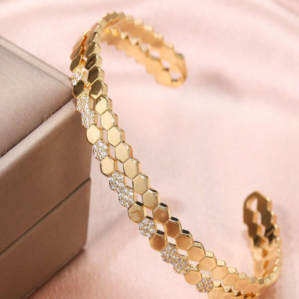 oly-66573c003e8d2f08aab00bdac0e67242 Wholesale High-end open honeycomb bracelet and ring set, fashionable and versatile bracelet and ring for women.