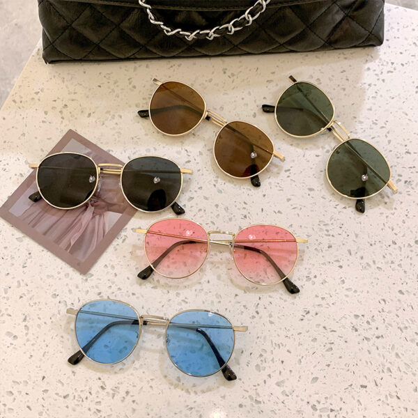 Wholesale in stock wholesale sunglasses new small round frame fashion female star with travel street anti-glare sunglasses cross-border