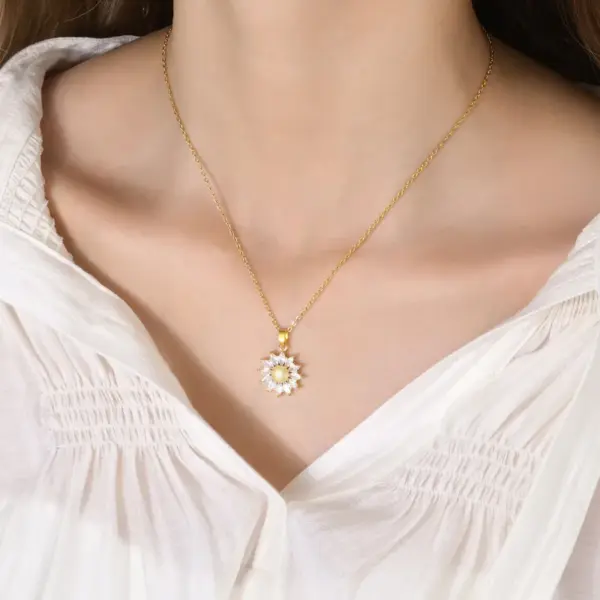 Wholesale 1 Piece Casual Sunflower Circle Stainless Steel Titanium Steel Polishing Plating Inlay Diamond Pendant Necklace