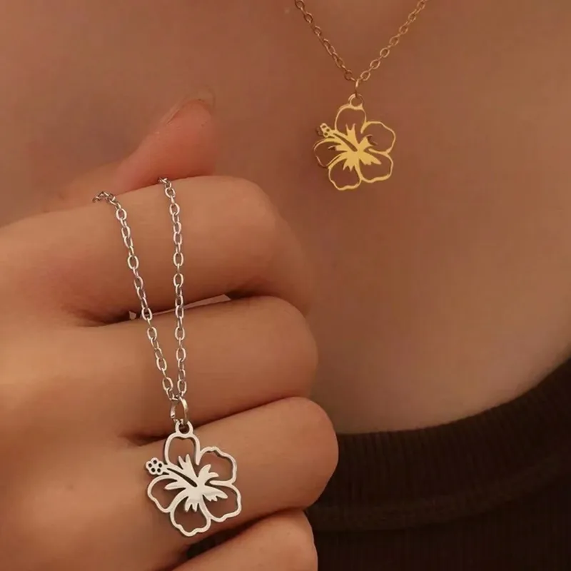 Wholesale Ion Plating (IP) Real Gold Plated Flower 304 Stainless Steel Simple Style Waterproof Non Tarnish 304 Stainless Steel Pendant Necklace