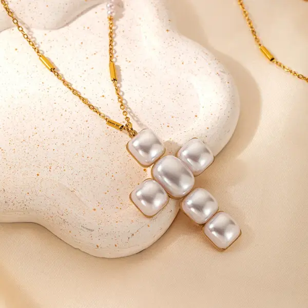 Wholesale PVD Coated 14K Gold Real Gold Plated Cross 304 Stainless Steel Elegant Modern Style Waterproof Non Tarnish 304 Stainless Steel Pendant Necklace