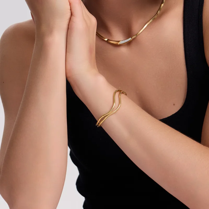 Wholesale Ion Plating (IP) Real Gold Plated Lines 304 Stainless Steel Simple Style Waterproof Non Tarnish 304 Stainless Steel Bangle Electroplated