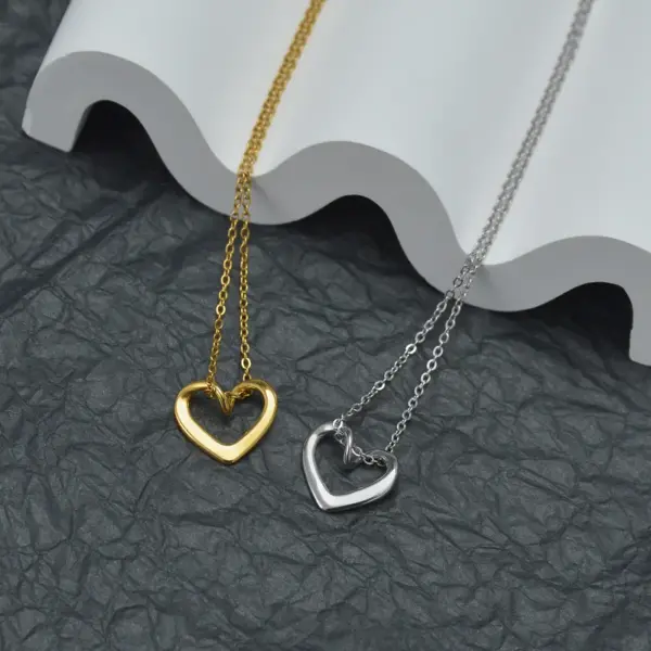 Wholesale 304 Stainless Steel Ferroalloy Heart Shape PVD Coated Stone-Free 18K Real Gold Plated Simple Style Waterproof Non Tarnish Plating Necklace