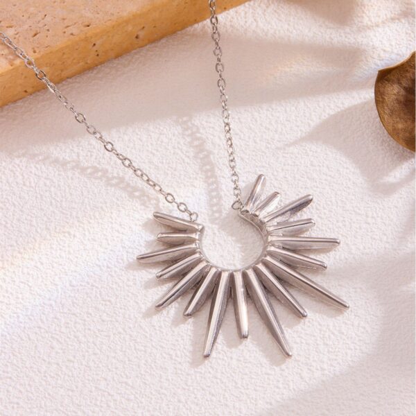 Wholesale Cross-Border Titanium Steel Light Necklace 18K Summer Non-Fading Women's Ins Style High-End Personalized Simple Stainless Steel Jewelry