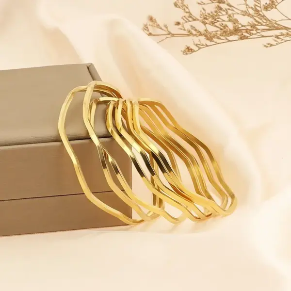 Wholesale Ion Plating (IP) 18K Gold Plated Curve 304 Stainless Steel Simple Style Waterproof Non Tarnish 304 Stainless Steel Bangle