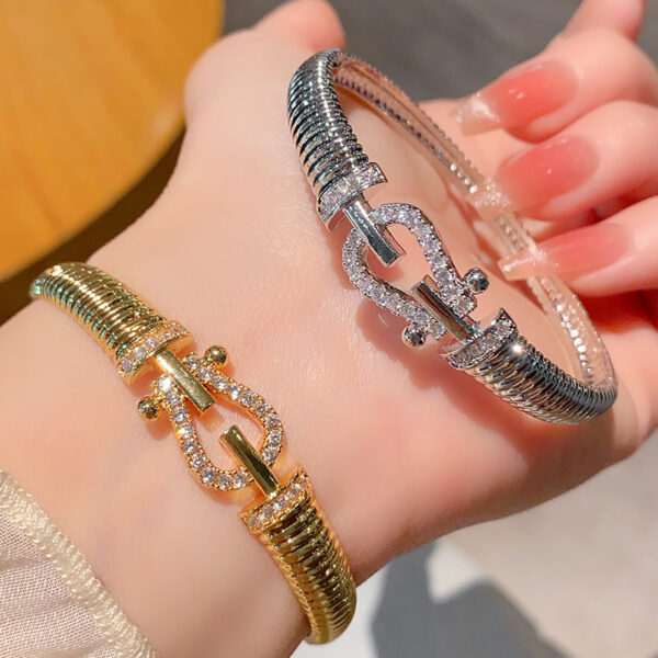 Wholesale Trending online style spiral horseshoe buckle bracelet, niche cool style, high-end diamond-encrusted versatile bracelet.
