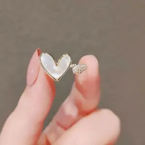 Z0051 White Love Heart-Shaped Ring / Adjustable Opening