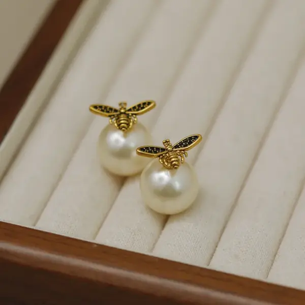 Wholesale 1 Pair Cute Pearl Bee Plating Copper 18K Gold Plated Ear Studs