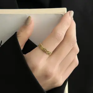 A45J / Adjustable Opening