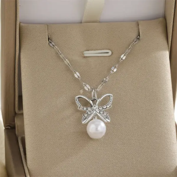 Wholesale Rack Plated 18K Gold Cross Flower Butterfly 201 Stainless Steel Imitation Pearl Zinc Alloy Simple Style Classic Pendant Necklace