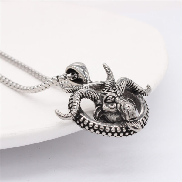 Wholesale P1079 foreign trade jewelry wholesale European and American personality retro ram horn men's titanium steel pendant necklace
