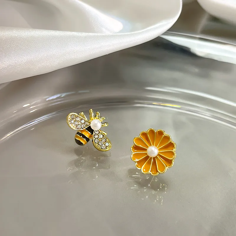 Wholesale Cute Flower Bee Alloy Inlay Artificial Pearls Rhinestone Ear Studs