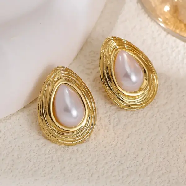 Wholesale Fashionable Style High-end Stainless Steel Earrings With Pearls, Exquisite And Luxurious, Non-fading, Suitable For Women To Wear