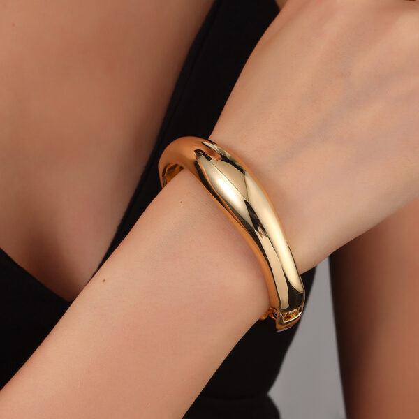 Wholesale Internet pular Style All-match Open Bracelet Women's Personalized High-grade Photosensitive Surface Alloy Metal Bracelet for Women