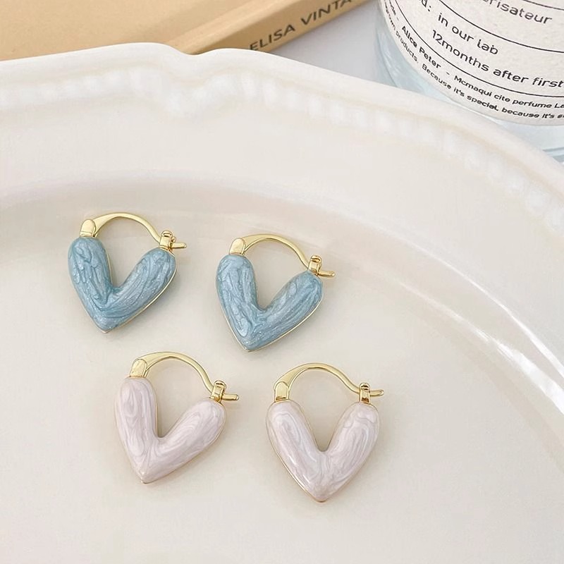 Wholesale New style oil ipping lovely ear buckle light luxury high-grade French heart-shaped temperament earrings niche design all-match earrings
