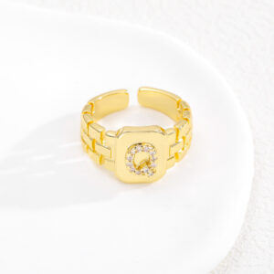 Q / The opening is adjustable