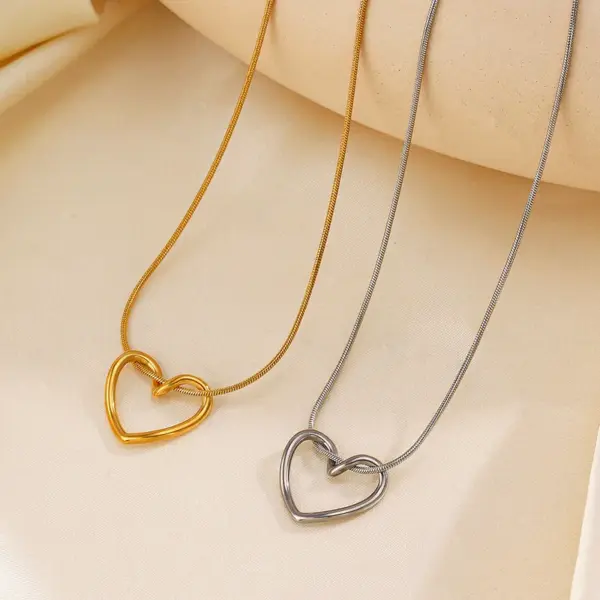 Wholesale PVD Coated 18K Gold Plated Heart Shape 304 Stainless Steel Simple Style Classic Style Commute Waterproof Non Tarnish 304 Stainless Steel Pendant Necklace